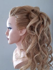 Halboffene seitliche Hochzeitsfrisur von Janaspa