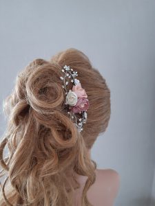 Halboffene Brautfrisur mit Locken und Haarbrosche von Janaspa