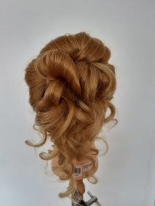 Aufwendige Hochsteckfrisuren mit Locken für den schönsten Tag in Straubing