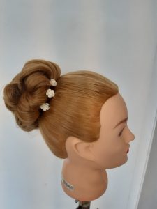 Frisur mit Dutt für Ihre Heirat in der Straubinger Gegend