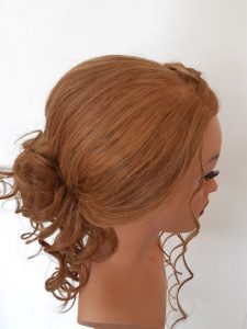 Chignon mit Locken für Ihren großen Tag in der Straubinger Gegend