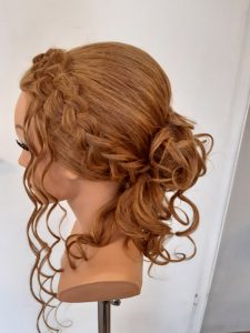 Halb hochgesteckte Frisur mit geflochtenen Haaren von Janaspa