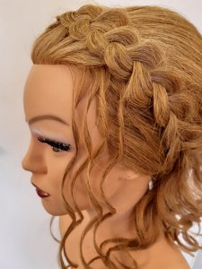 Eleganter Gretchenzopf für Ihre Hochzeit in Straubing