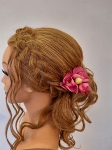 Hochzeitsfrisuren mit Blumen von Janaspa