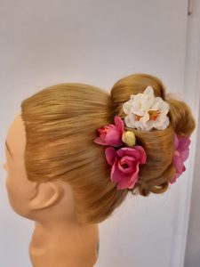 Dutt mit Blumengesteck in Straubing und Umgebung