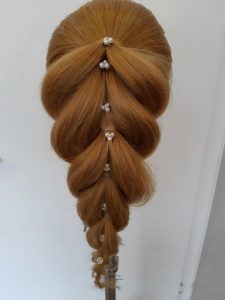 Frisur mit großem Flechtzopf für die Braut in Straubing und Umgebung