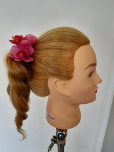 Geflochtener Zopf mit Blumenschmuck von Janaspa