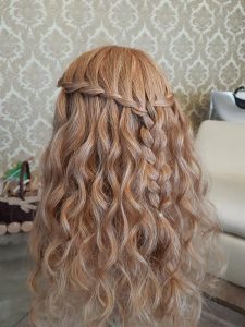 Frisur mit offenen Haaren und geflochtenen Zopf in der Mitte