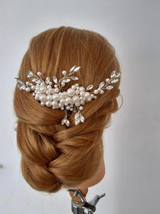 Hochzeitsfrisur mit Perlenschmuck