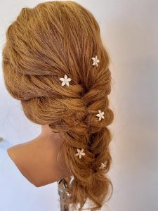 Lockerer geflochtener Zopf mit Blumenschmuck