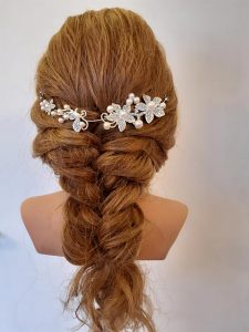Breiter Zopf mit Haarschmuck