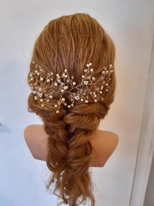 Frisur für die Hochzeit mit zartem Haarschmuck