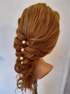 Frisur mit kleinen Blumen als Haarschmuck