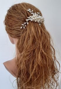 Halboffene Hochzeitsfrisur mit Haarschmuck