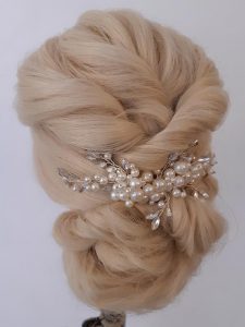 Frisur für die Hochzeit - Blonde Haare mit Perlenschmuck