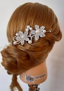 Hochzeitsfrisur mit glitzerndem Haarschmuck