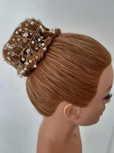 Fester Dutt verziert mit Perlen