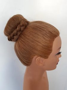 Dutt mit geflochtenem Zopf