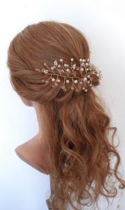 Halboffene Frisur für die Braut