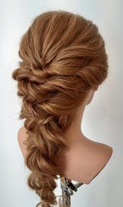 Lockerer Zopf als Hochzeitsfrisur