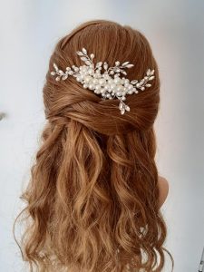 Frisur mit halboffenen Haaren und Haarschmuck