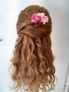 Halboffene Frisur mit Blumenschmuck