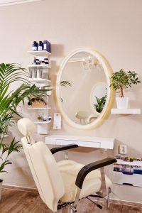 Friseur-Stuhl mit Spiegel