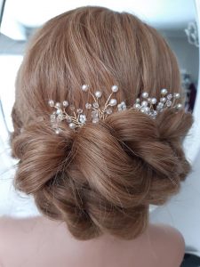 Hochzeitsfrisur mit Perlen