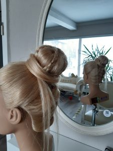 Hochsteckfrisur mit Flechtung