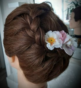 Geflochtene Hochzeitsfrisur mit Blumenschmuck