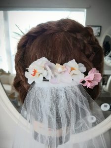 Geflochtener Haarkranz mit Blumenschmuck